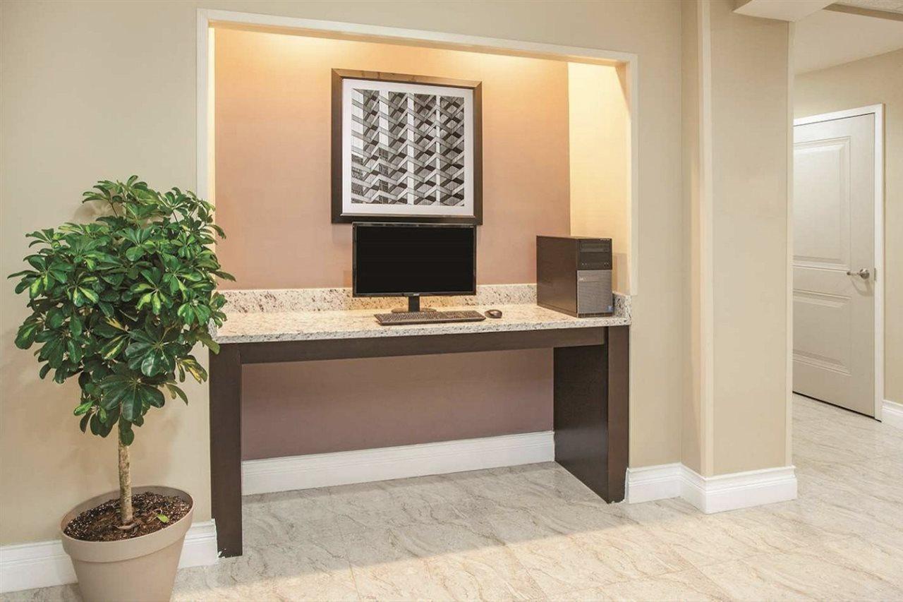 La Quinta Inn & Suites Far Rockaway - Beach Hotel New York Bagian luar foto