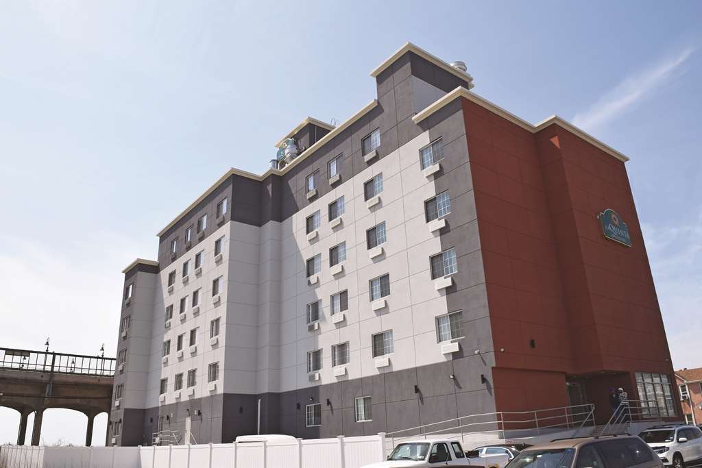 La Quinta Inn & Suites Far Rockaway - Beach Hotel New York Bagian luar foto