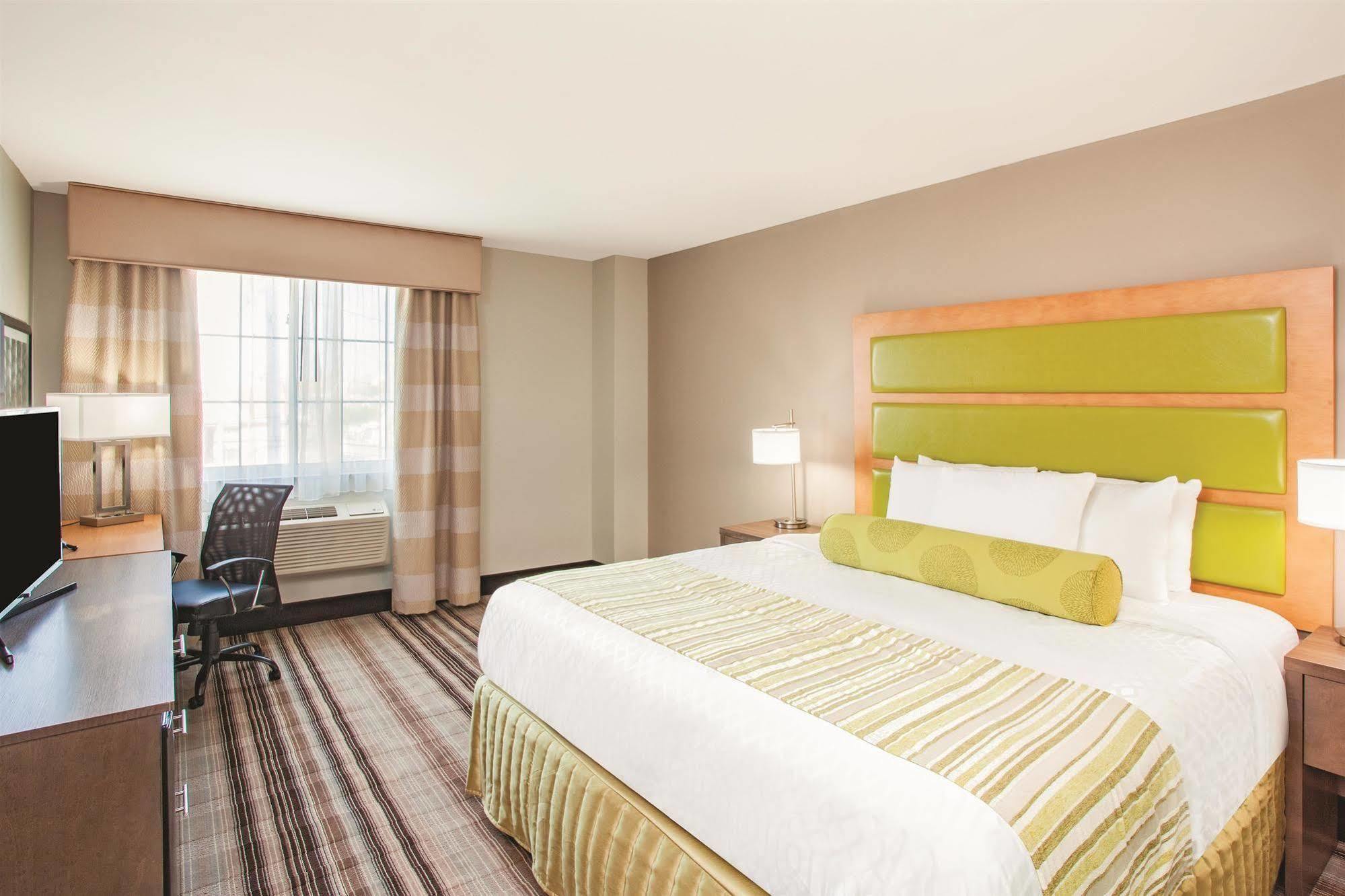 La Quinta Inn & Suites Far Rockaway - Beach Hotel New York Bagian luar foto