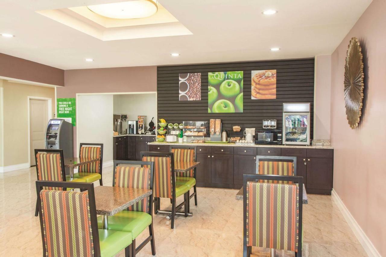 La Quinta Inn & Suites Far Rockaway - Beach Hotel New York Bagian luar foto