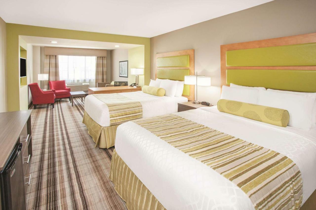 La Quinta Inn & Suites Far Rockaway - Beach Hotel New York Bagian luar foto