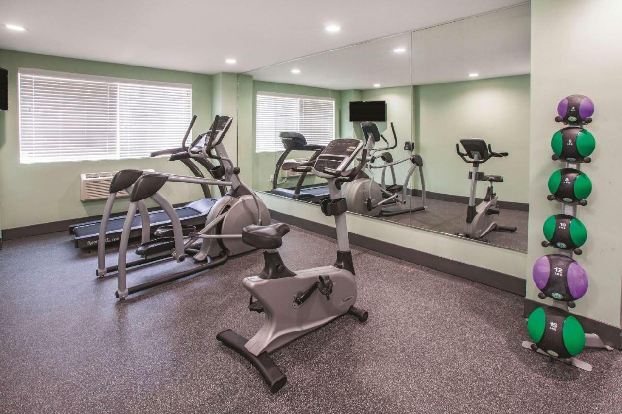 La Quinta Inn & Suites Far Rockaway - Beach Hotel New York Bagian luar foto