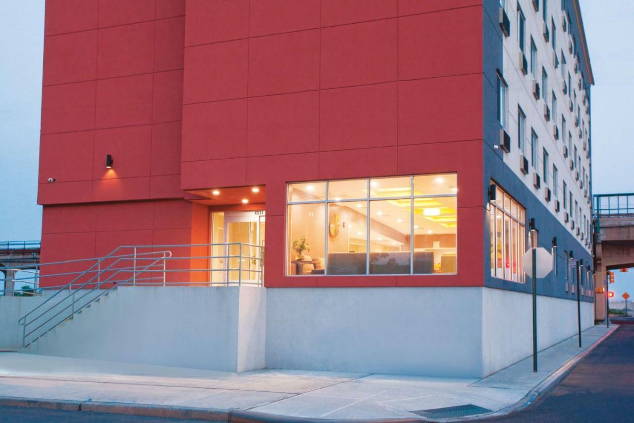 La Quinta Inn & Suites Far Rockaway - Beach Hotel New York Bagian luar foto