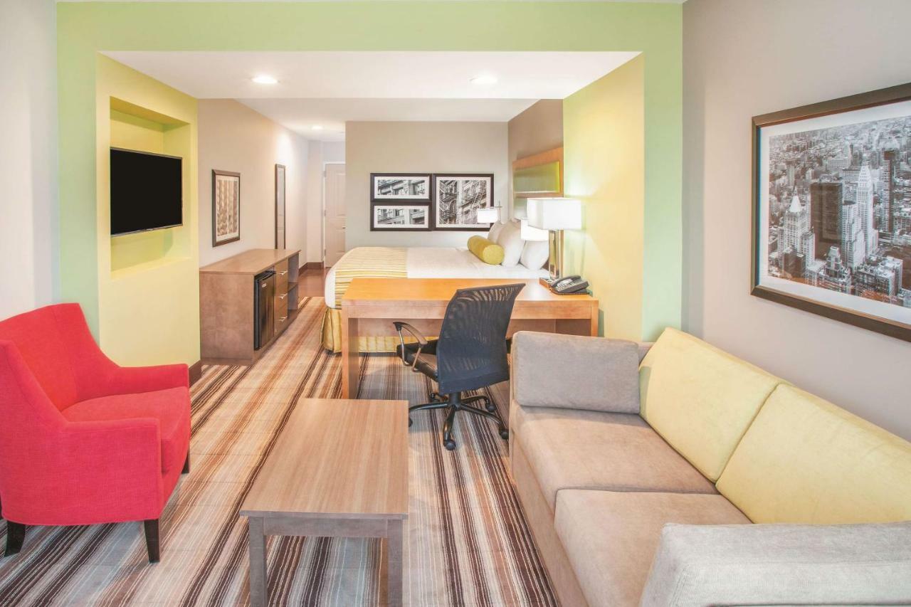La Quinta Inn & Suites Far Rockaway - Beach Hotel New York Bagian luar foto